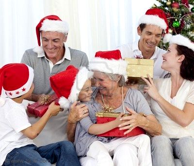 5856211-familia-feliz-con-los-regalos-de-navidad-en-el-sof-en-casa3